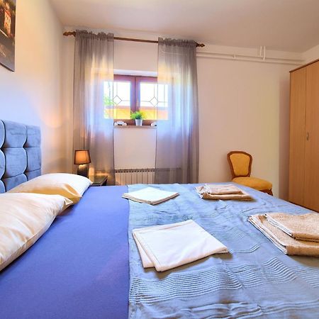Apartment Bazina - Airconditioning, Parking, 500M From The Beach Крк Екстер'єр фото