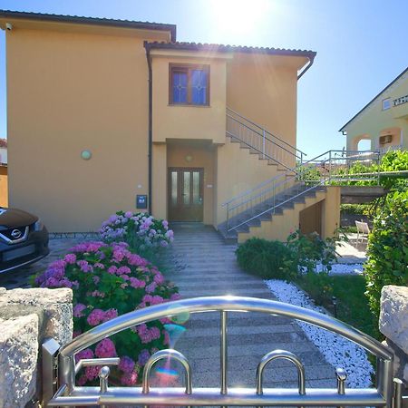 Apartment Bazina - Airconditioning, Parking, 500M From The Beach Крк Екстер'єр фото