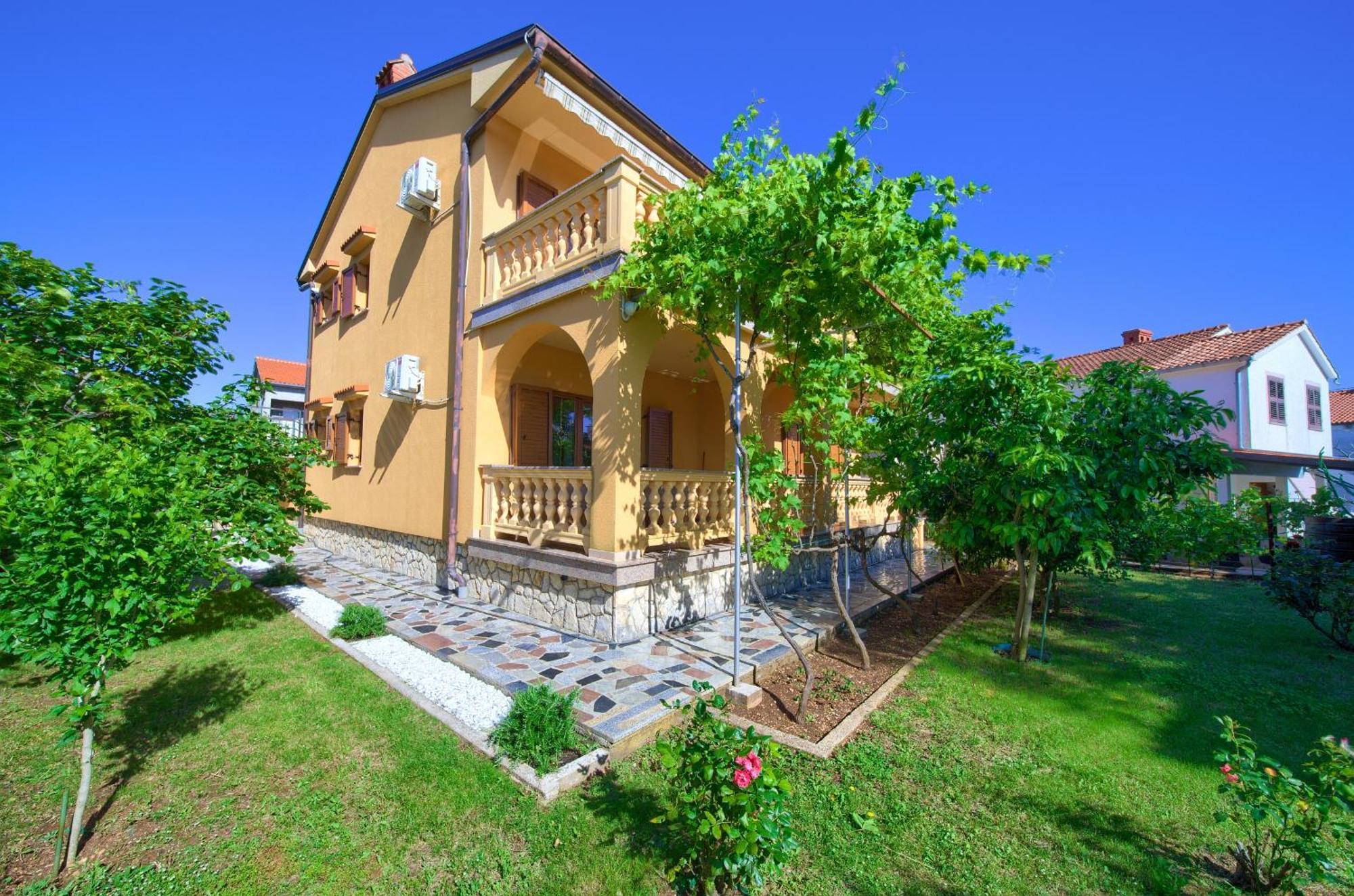 Apartment Bazina - Airconditioning, Parking, 500M From The Beach Крк Екстер'єр фото