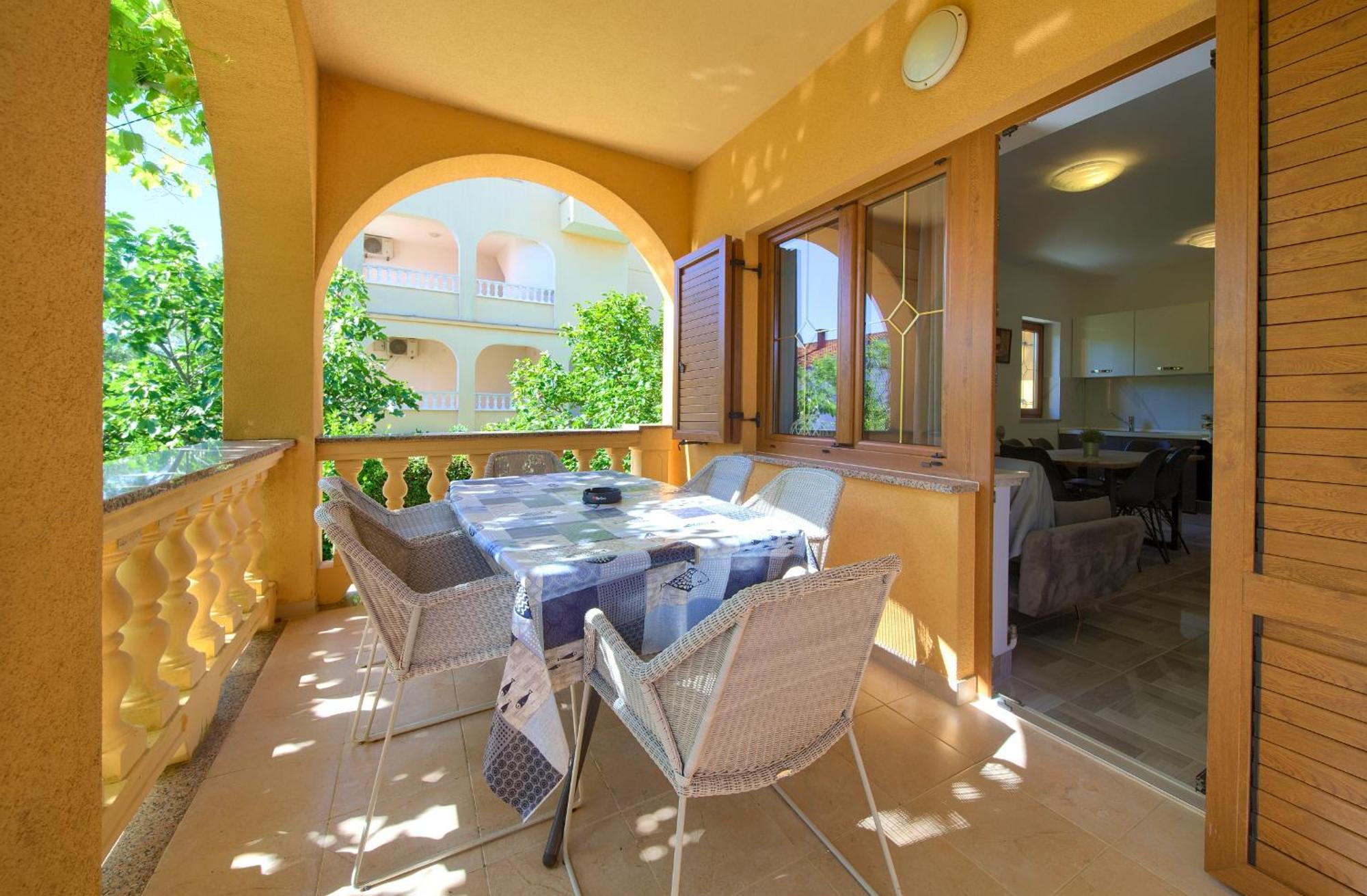 Apartment Bazina - Airconditioning, Parking, 500M From The Beach Крк Екстер'єр фото
