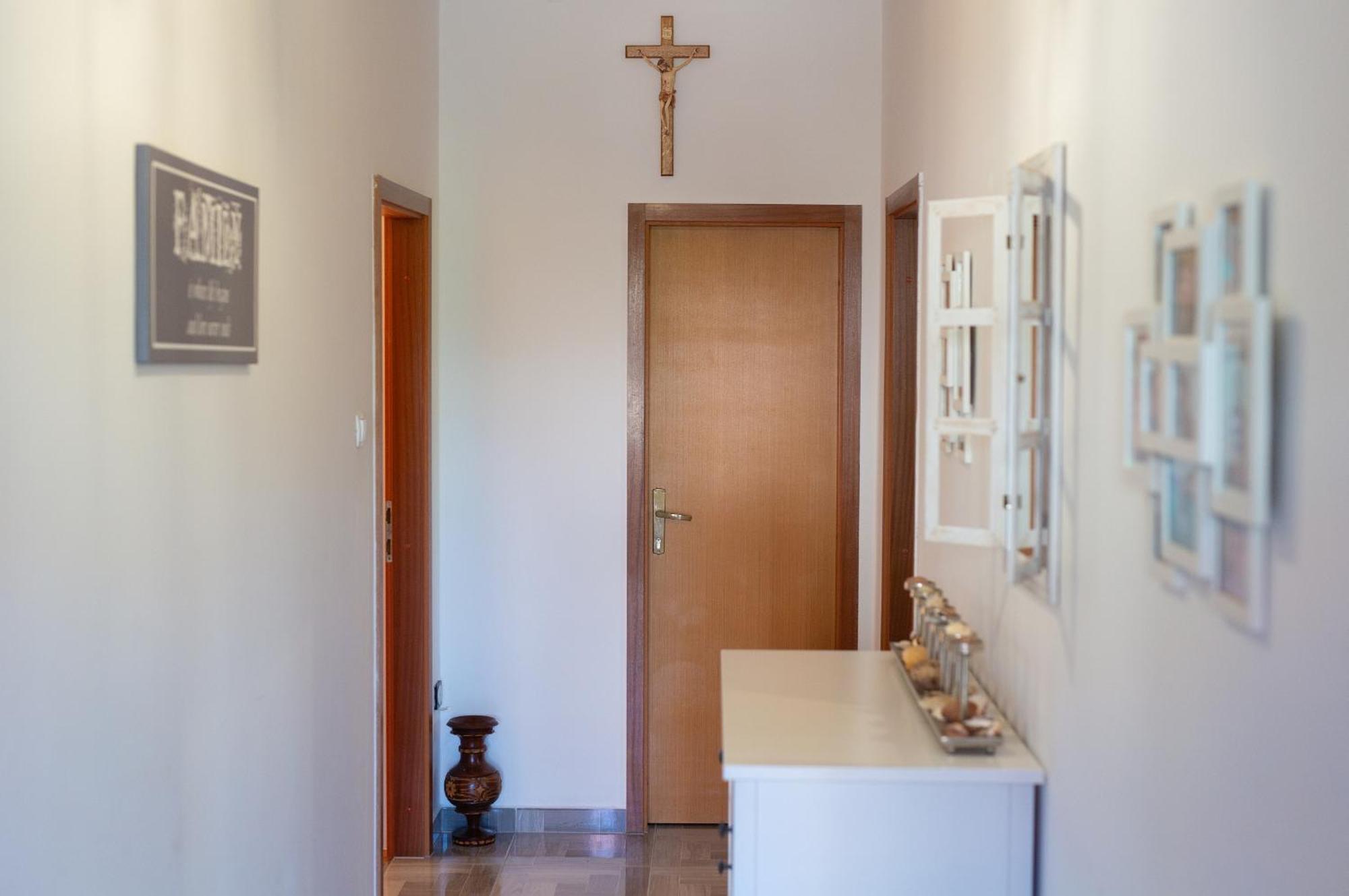 Apartment Bazina - Airconditioning, Parking, 500M From The Beach Крк Екстер'єр фото