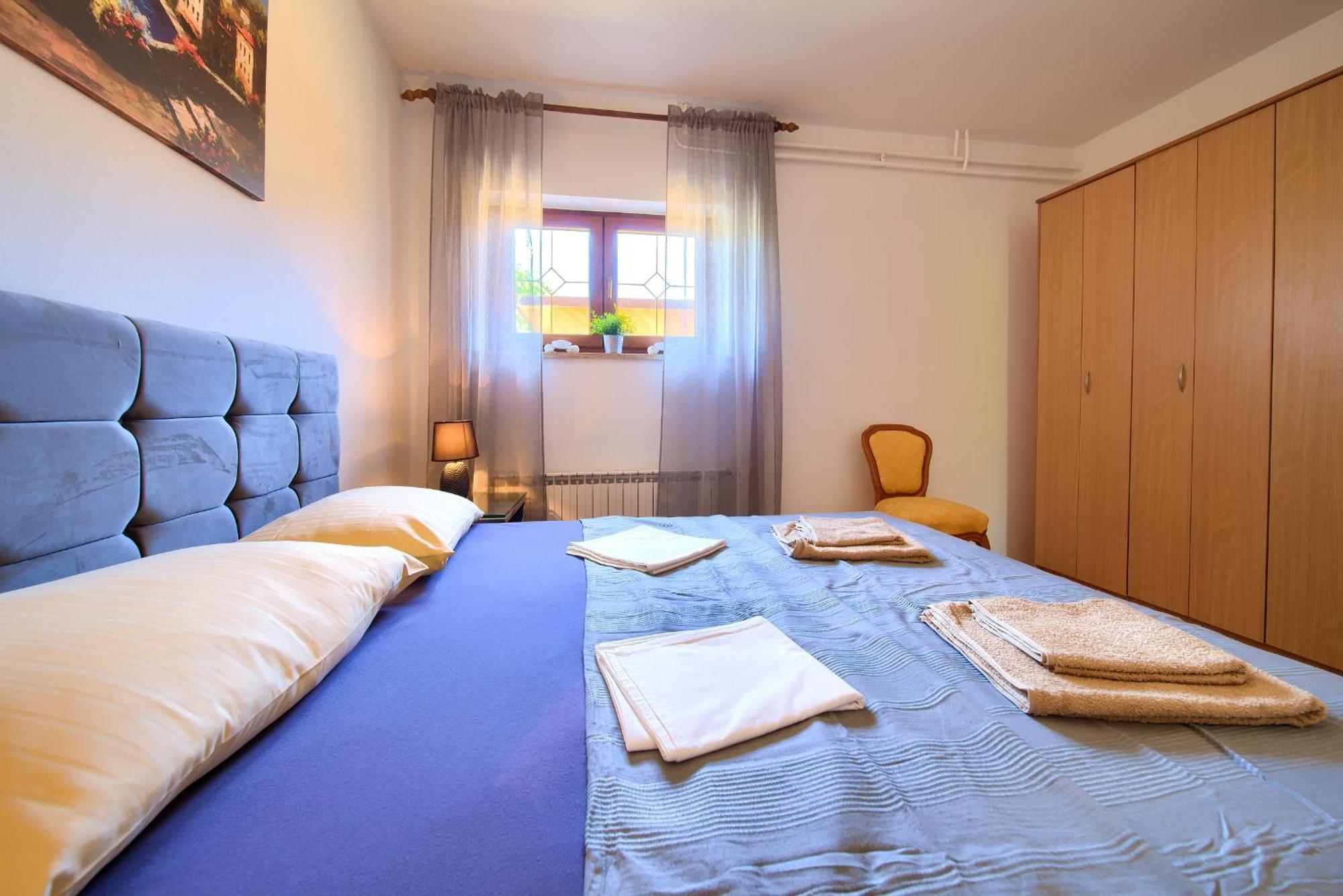 Apartment Bazina - Airconditioning, Parking, 500M From The Beach Крк Екстер'єр фото
