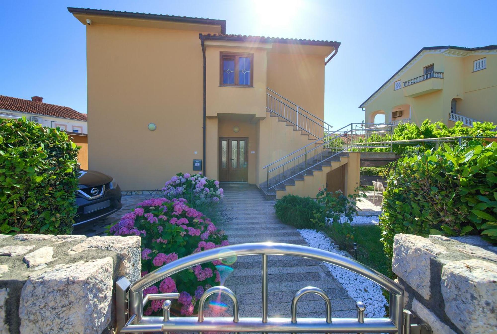 Apartment Bazina - Airconditioning, Parking, 500M From The Beach Крк Екстер'єр фото