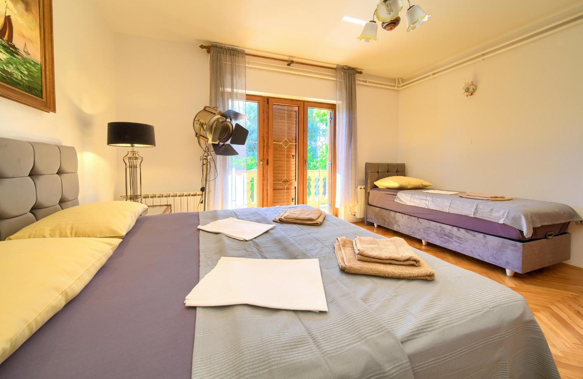 Apartment Bazina - Airconditioning, Parking, 500M From The Beach Крк Екстер'єр фото