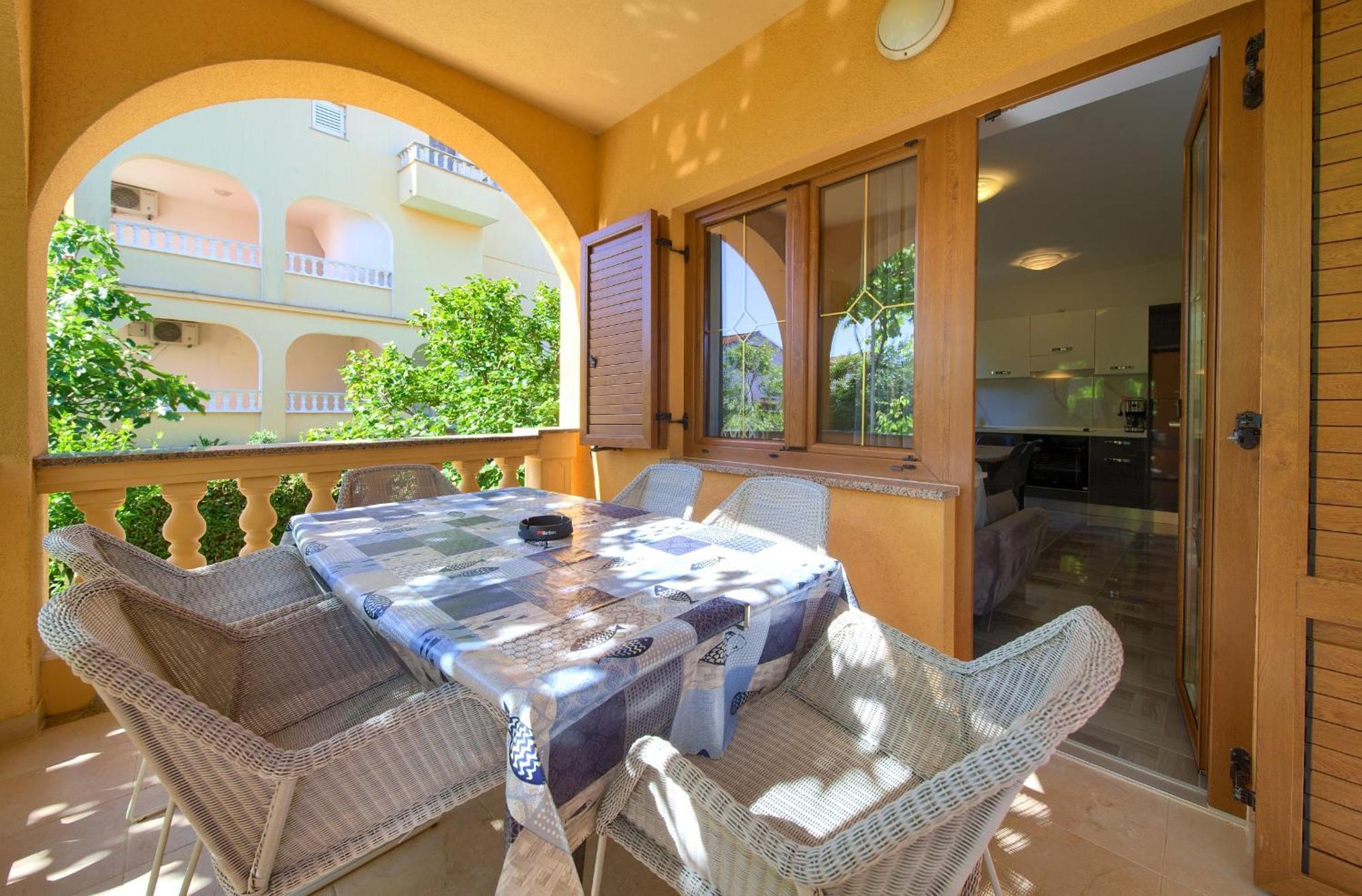 Apartment Bazina - Airconditioning, Parking, 500M From The Beach Крк Екстер'єр фото